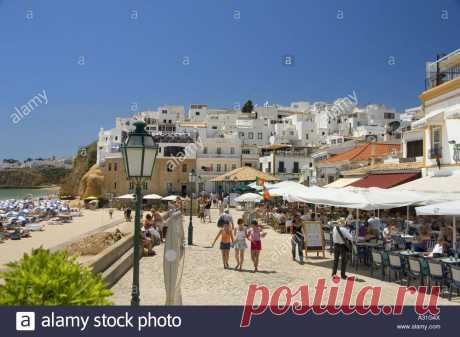 Stock Photo - Portugal, the Algarve, Albufeira town; the promenade above the beach with outdoor restaurants Download this stock image: Portugal, the Algarve, Albufeira town; the promenade above the beach with outdoor restaurants - A31G4X from Alamy's library of millions of high resolution stock photos, illustrations and vectors.