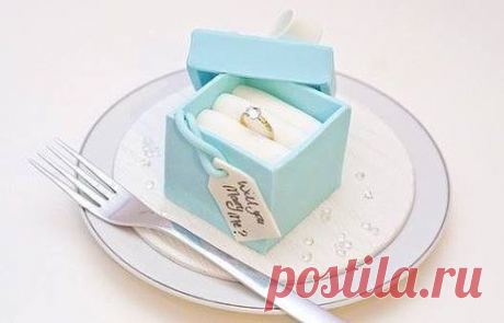 • Неожиданное предложение руки и сердца: пирожное в форме коробочки и настоящее обручальное кольцо в нем!