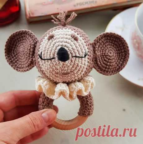 PDF Погремушка Чебурашка крючком. FREE crochet pattern; Аmigurumi toy patterns. Амигуруми схемы и описания на русском. Вязаные игрушки и поделки своими руками #amimore - Чебурашка из детского мультфильма Крокодил Гена и его друзья, погремушка в виде чебурашки.