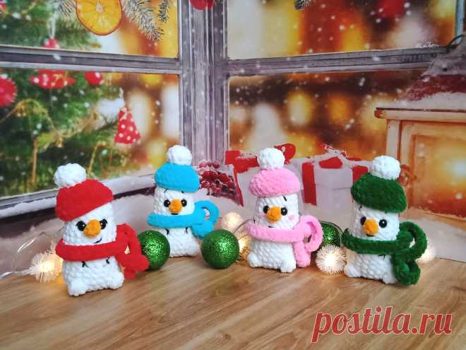 PDF Снеговички крючком. FREE crochet pattern; Аmigurumi toy patterns. Амигуруми схемы и описания на русском. Вязаные игрушки и поделки своими руками #amimore - плюшевый снеговик к Новому году, новогодний снеговичок в шапочке и шарфике, маленькие снеговички из плюшевой пряжи.