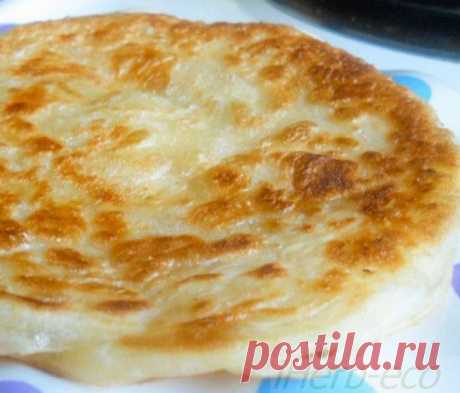 Wall | VK
Паратхи – один из множества видов индийского цельно-зернового плоского хлеба. Они могут быть простыми или с разнообразной начинкой. Этот рецепт – с наиболее популярной картофельной начинкой.