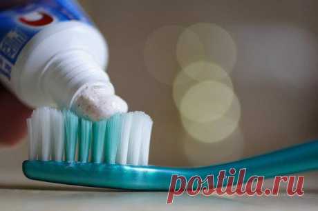 Зубная паста как чистящее средство.
Зубная паста прекрасно очистит металлические поверхности ванной и кухни, а также поможет избавиться от запаха чеснока на руках.