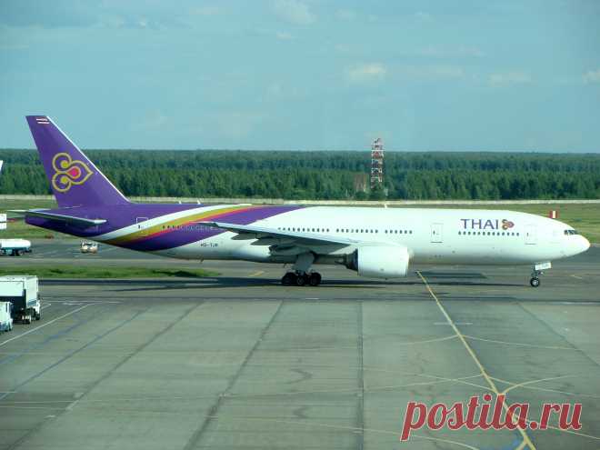 Домодедова тайски. Боинг 777 200 Thai Airlines. Боинг 777 в Домодедово. Самолёт Thai 777. Домодедово 2004 авиакомпании.