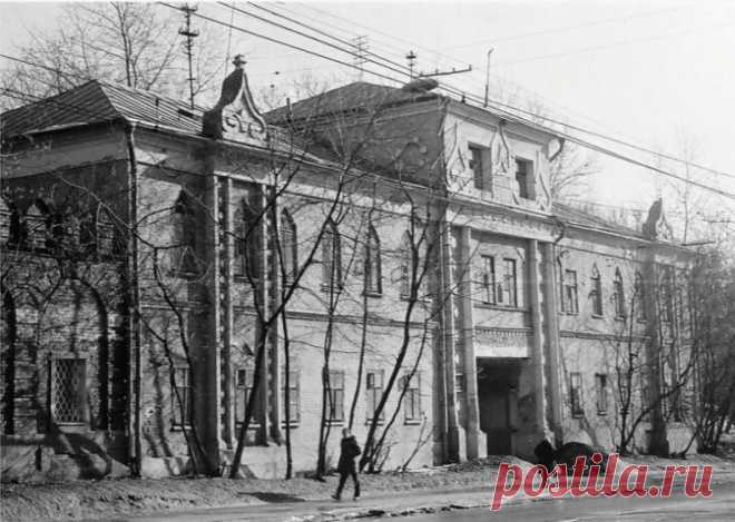 Преображенский вал, 25.  1988 год.
Храм Воздвижения Креста Господня.