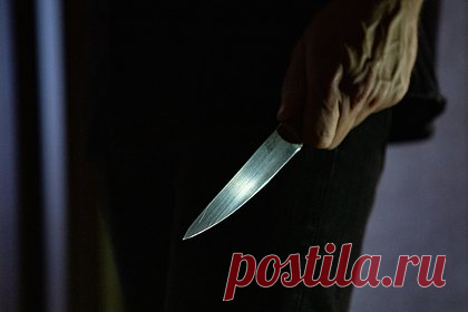 Пьяный россиянин вонзил нож в заступившегося за мать сына. В Приморском крае россиянин получил срок за причинение тяжкого вреда здоровью несовершеннолетнего сына. Как установил суд, осужденный вместе с друзьями и женой распивал алкоголь во время домашнего праздника, но когда гости уехали, настроение хозяина переменилось и он стал оскорблять супругу.