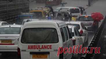 В Мумбае четыре человека погибли из-за падения рекламного щита. В результате падения рекламного щита во время пыльной бури в Мумбае погибли четыре человека, ещё 59 пострадали. Читать далее