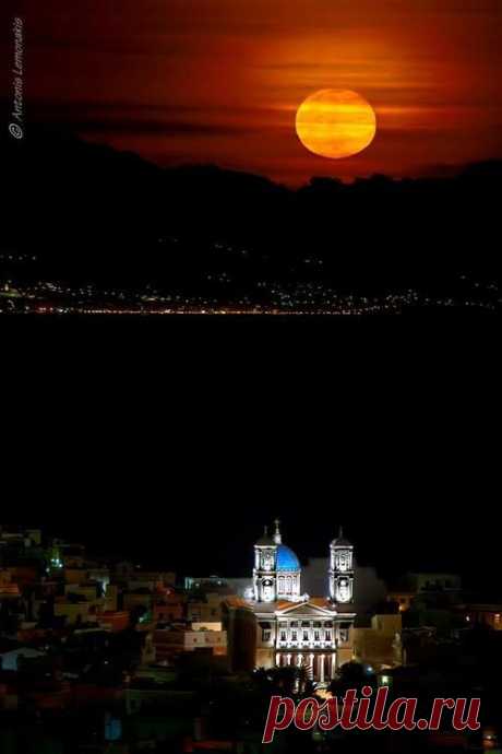 flirting with the moon, Greece | The Moon