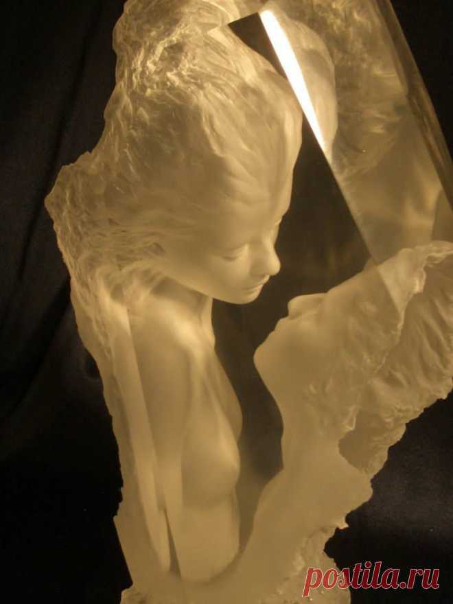 Майкл Уилкинсон – скульптор и его работы из акрила (оргстекло).
«Красота и величие в человеческой душе вдохновляют меня.., они - мое духовное начало