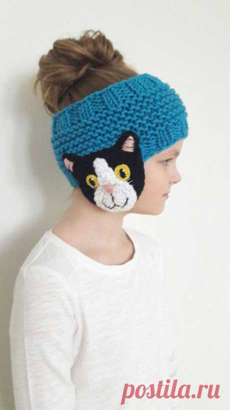 Knit Headband, Cat Headband,  Ear Warmer, Messy Bun Hat, Cat Lover Gift, Kids Outfit, Winter Outfit, Girls Accessories, Head Wrap, Earmuffs Hand knitted ear warmer with cute Cat appliques- fun winter and spring accessory for kids- from toddlers up to teens, women.  Choose your size using drop- down menu. Available sizes: -Toddler 18-20 -Child 19-21 -Teens 20.5-21.5 -Women 21.5-22.5  Available headbands colors: -blue (featured) -red -green -yellow -pink -orange -gray  Headb...
