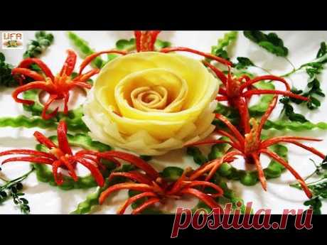 Красивая роза картофеля, сидящая на лук-цветок лотоса с горькой тыквой и острым перцем Гарниры