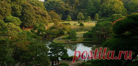 ШЕДЕВРЫ САДОВОПАРКОВОГО ИСКУССТВА В ЯПОНИИ. САД РИКУГИЭН: В районе Бункё, что в городе Токио, расположен великолепный японский сад Рикугиэн периода Эдо. Он был построен по мотивам поэзии вака в 1702 году. Слово Рикуги переводится с японского как шесть видов поэзии вака, эн - сад или парк. Сад занимает площадь в 87809,41 кв. м...