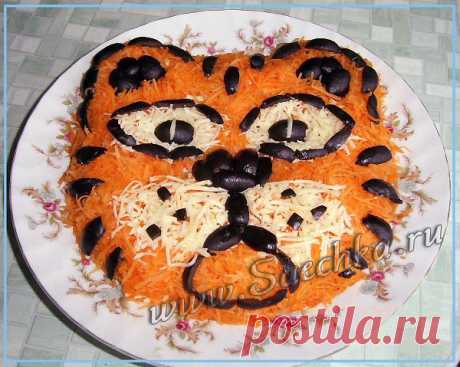 Салат "Тигриный" - рецепт с фото Салат с тигром приготовлен из крабовых палочек с огурцом, сыром и морковью.