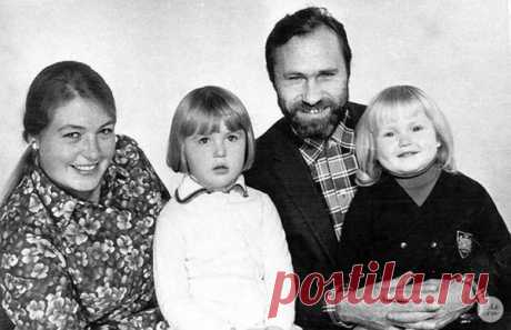 Лидия Федосеева-Шукшина и Василий Шукшин с дочерьми Машей и Олей