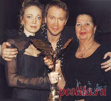 Народный артист России  Евгений Миронов с мамой и сестрой
