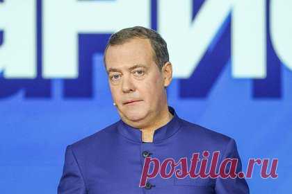 Медведев призвал снимать кино о войне. В России должно сниматься больше кинокартин военного жанра, считает заместитель председателя Совбеза России Дмитрий Медведев. Медведев отметил, что российский кинематограф не стоит на месте и сказал, что не стоит останавливаться на достигнутом. «Надо идти вперед. Снимать о войне», — отметил он.