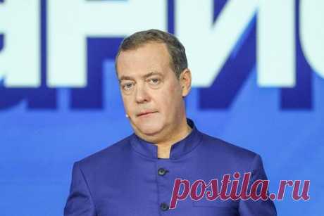 Медведев призвал снимать кино о войне. В России должно сниматься больше кинокартин военного жанра, считает заместитель председателя Совбеза России Дмитрий Медведев. Медведев отметил, что российский кинематограф не стоит на месте и сказал, что не стоит останавливаться на достигнутом. «Надо идти вперед. Снимать о войне», — отметил он.