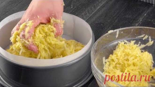 Выкладываем форму для выпечки картофелем - и в духовку. Просто слюнки текут!