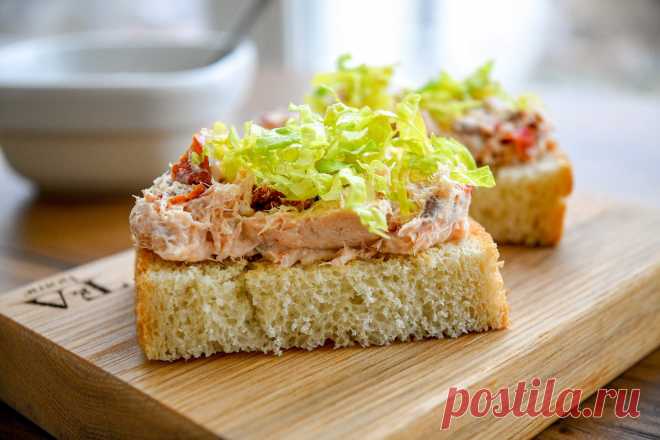 Рийет из семги с вялеными томатами — рецепт быстрой закуски - СделаемВкусно.ру Вкус рийета из семги с вялеными томатами ровный, сбалансированный. Рецепт этой закуски очень быстрый, никаких особенных навыков не требуется.