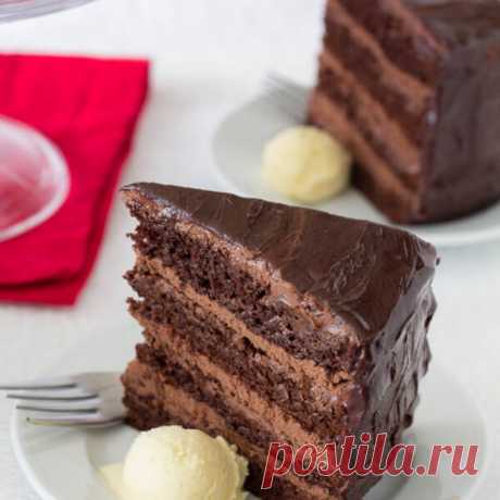 Насыщенный шоколадный торт с начинкой из шоколадного мусса
