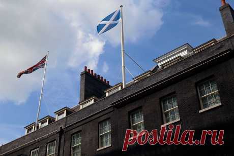 Над резиденцией британского премьера появился флаг Шотландии - Новости Политики - Новости Mail.Ru