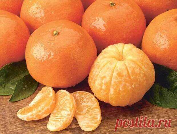 Не нужно быть экспертом, чтобы знать, что фрукты полезны для здоровья. Большинство из них оказывают крайне положительное влияние на наше самочувствие в целом, среди которых один из самых вкусных и прекрасных цитрусовых – мандарин. Этот плод очень похож на апельсин, и поэтому порой люди путают их.