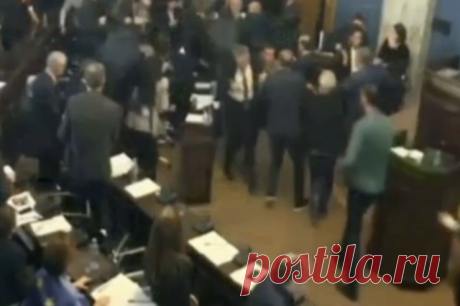 В парламенте Грузии произошла драка при рассмотрении закона об иноагентах. Парламент прервал трансляцию.