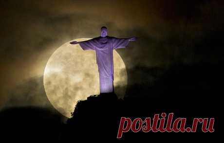 Статуя Христа-Искупителя в Рио-де-Жанейро во время суперлуния, 6 мая 2012 года.. Фотогалерея: Жители Земли встретили суперлуние - Новости Mail.Ru