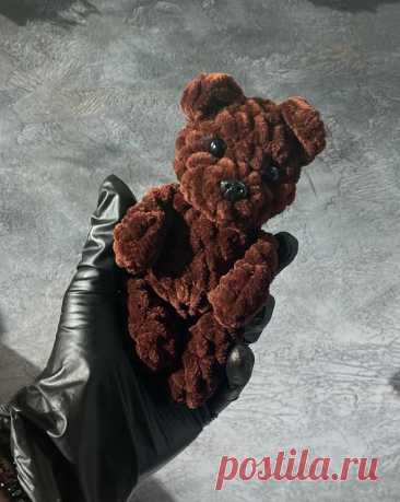PDF Мишка Тедди и зайка Соня крючком. FREE crochet pattern; Аmigurumi toy patterns. Амигуруми схемы и описания на русском. Вязаные игрушки и поделки своими руками #amimore - маленькие зверюшки крючком, медведь, медвежонок, мишка и заяц из плюшевой пряжи, зайка, зайчик, зайчонок, плюшевые зверята.