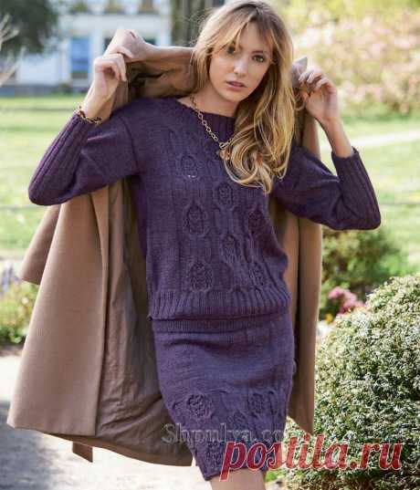 Великолепный комплект из пуловера и юбки связан спицами красивым ажурным узором из кос из шерсти с шелком фиолетового цвета.