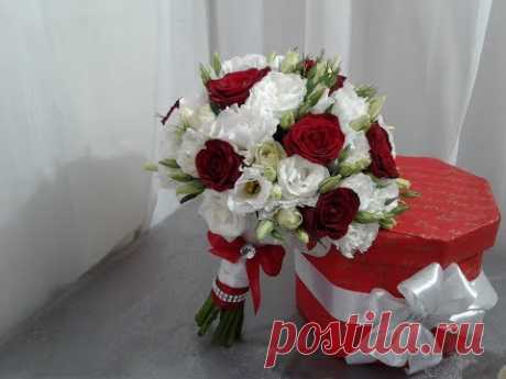 Свадебный букет из  красных роз и эустомы.  A wedding bouquet of red roses and eustoma.