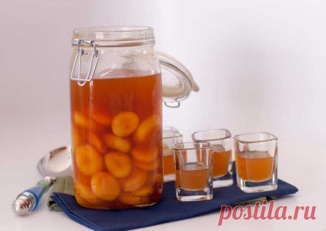 Абрикосовая наливка и настойка на абрикосах Несколько избранных рецептов абрикосовых наливок и настоек на водке, спирте, вине и естественного брожения.