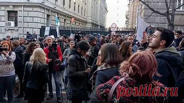 Сторонники сербской оппозиции пришли к Конституционному суду в Белграде
