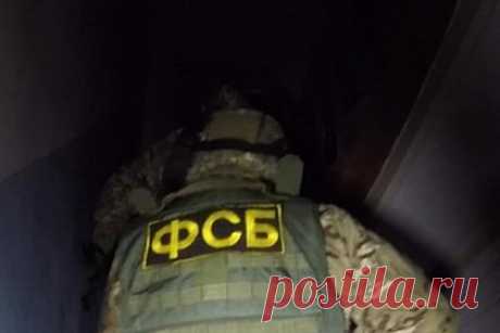 ФСБ задержала сторонника АУЕ в день выхода из российской колонии. В Забайкальском крае сотрудники ФСБ задержали сторонника запрещенного в России экстремистского движения «Арестантское уголовное единство» (АУЕ). По данным силовиков, фигурант, отбывая наказание за особо тяжкое преступление, установил в колонии иерархию, вел пропаганду и организовал сбор так называемого общака.