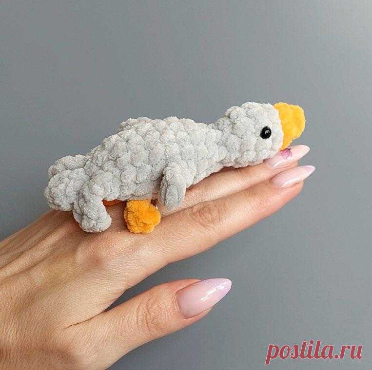 PDF Мини Гусик крючком. FREE crochet pattern; Аmigurumi toy patterns. Амигуруми схемы и описания на русском. Вязаные игрушки и поделки своими руками #amimore - плюшевый гусь, маленькие гусята из плюшевой пряжи, гусёнок, утёнок.
