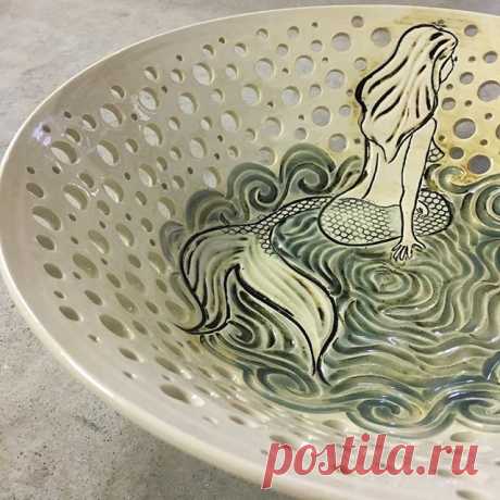 Obsessed.
 #pottery #porcelain #ceramics #clay #bowl #fruitbowl #handmade #madebyhand #art #functionalart #carvedbyhand #handcarved #madewithlove #atx #atxart #wheelthrown  #art_collective #madeinaskutt #artfromhearts #instaart #mermaid