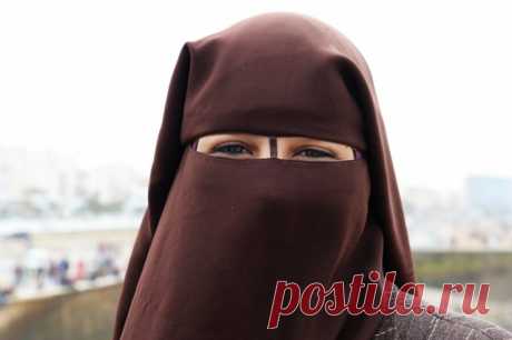 В Египте запретили никабы и хиджабы в школах. Ученицам не запрещают покрывать волосы, но лицо под головным убором должно быть открытым.