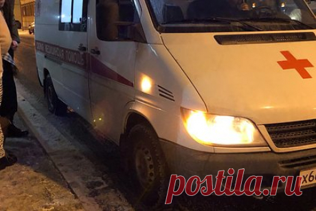 В России автобус с детьми-хоккеистами лоб в лоб столкнулся с легковушкой. В Свердловской области автобус с детьми-хоккеистами попал в аварию, сообщает пресс-служба прокуратуры региона. По предварительным данным, во время движения у автобуса лопнуло колесо, после чего он выехал на встречную полосу и лоб в лоб столкнулся с легковым автомобилем.