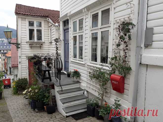 Как норвежцы украшают двери своих жилищ. Один из самых красивых переулков Бергена. Strangebakken | стелла ларсен | Яндекс Дзен