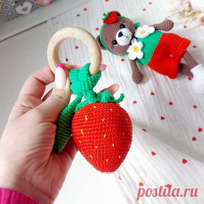 PDF Погремушка Клубничка крючком. FREE crochet pattern; Аmigurumi toy patterns. Амигуруми схемы и описания на русском. Вязаные игрушки и поделки своими руками #amimore - маленькая ягода клубники из обычной пряжи, погремушка в виде клубнички, ягодка для малышей.