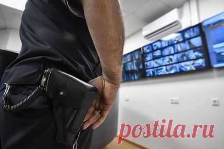 В Москве раскрыли аферу с кражей 15 телевизоров. В Москве полицейские раскрыли аферу по хищению 15 телевизоров на 1,7 миллиона рублей. 40-летний фигурант нашел в интернете предложение о подработке: он должен был перевезти дорогую технику. Мужчина откликнулся и отправил к заказчику водителя грузовой машины, которого нанял для этой задачи.