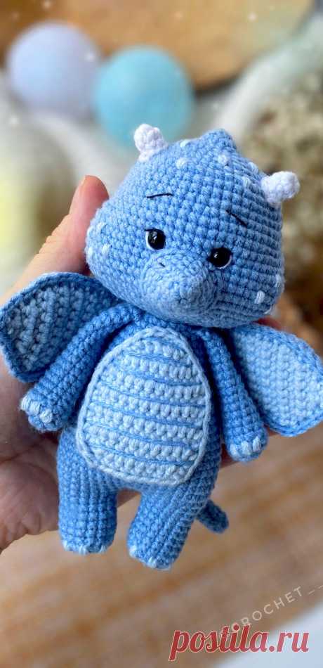 PDF Мини Дракон крючком. FREE crochet pattern; Аmigurumi toy patterns. Амигуруми схемы и описания на русском. Вязаные игрушки и поделки своими руками #amimore - маленький дракон, дракончик из обычной пряжи, динозавр, динозаврик.