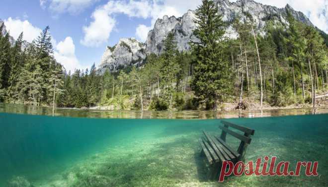 В Австрии есть удивительное место – Gruner See (Зелёное озеро). С августа по апрель — это зелёный парк с тропинками, скамейками, зелёными полянами, мостиками через ручьи. Весной уровень воды в озере сильно поднимается из-за таяния снега и ледников в горах, поэтому талая вода затапливает ежегодно этот живописный район на 4-5 метров. Иногда уровень воды достигает 8-ми метров, но при этом видимость в прозрачной воде сохраняется до 30 метров или больше