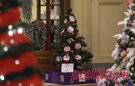 Новогоднюю елку ТАСС установили в ГУМе. Ее украсили игрушки с рисунками воспитанниц приюта при Николо-Сольбинском женском монастыре