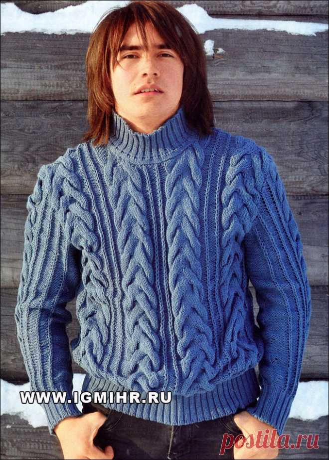 Мужской свитер цвета индиго с косами и рельефным узором. Спицы