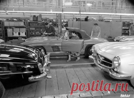 Линия сборки Mercedes-Benz 190 SL на фото 1958 года . Тут забавно !!!