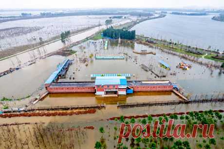 В Китае тысячи человек эвакуировали из-за наводнения. Власти Китая решили эвакуировать 4,4 тысячи человек в северо-восточной провинции Ляонин из-за угрозы наводнения. На протяжении нескольких дней по всей провинции не прекращаются дожди и грозы, сопровождаемые сильным ветром и градом. Отмечается, что уровень воды в 13 водохранилищах страны превысил критические отметки.