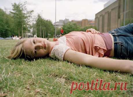 Джулия Стайлз (Julia Stiles) в фотосессии Офелии Уинн (Ophelia Wynne) для журнала Time Out London (июль 2004)