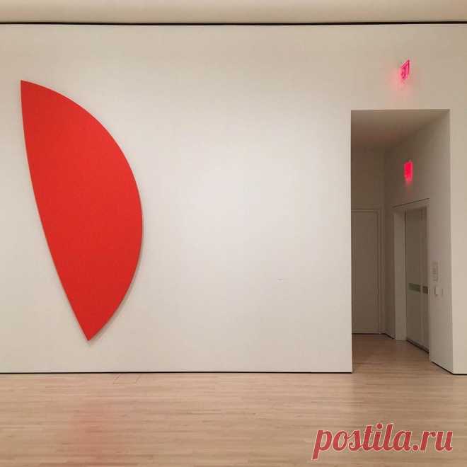 CNN Style в Instagram: «@marcquinnart - “Here is Ellsworth Kelly chiming with the exit sign. No art stands alone – art always interact with the space around it. It reminds me of the public art projects I’ve done – like Alison Lapper Pregnant which was on the 4th plinth in Trafalgar Square or the monumental ‘Frozen Waves, Broken Sublimes’ sculptures that were installed in Somerset House courtyard. It was amazing to have those works (which were inspired by fragments of sea s...