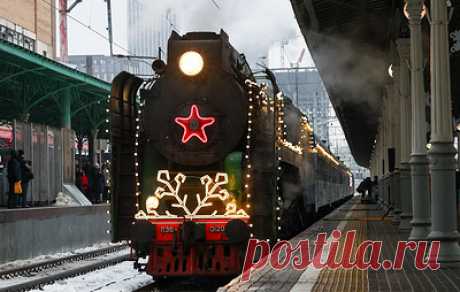 В Сыктывкаре более 3 тыс. человек пришли встретить сказочный поезд Деда Мороза. Помимо экскурсии по составу, на перроне проходит специальная праздничная программа