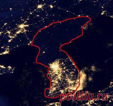 Чёрная дыра сверху - это северная Корея. Светящаяся внизу - Южная. Была когда-то одной страной.